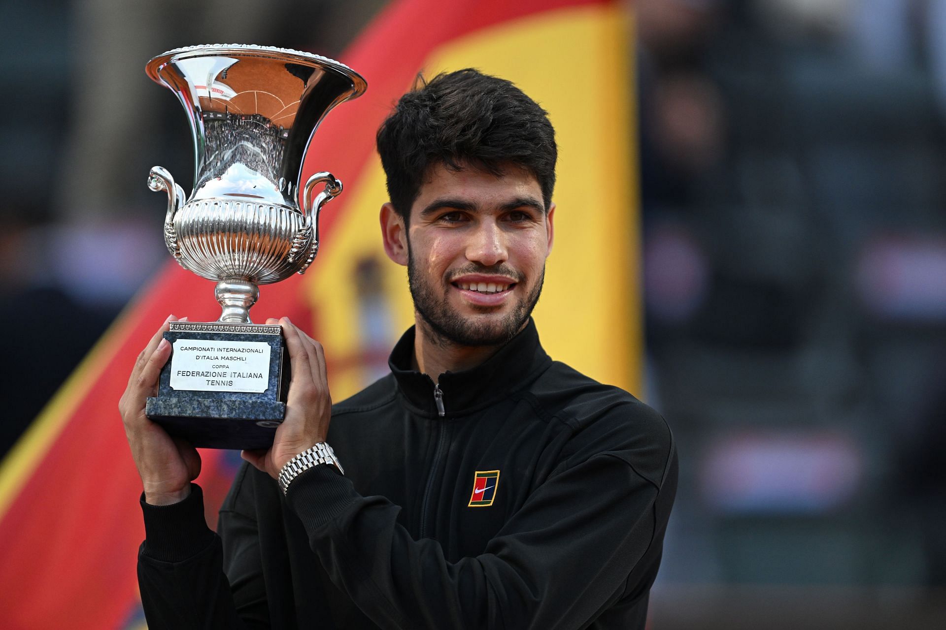 Carlos Alcaraz lifts the men's singles winner's trophy at the 2025 Italian Open (Source: Getty)